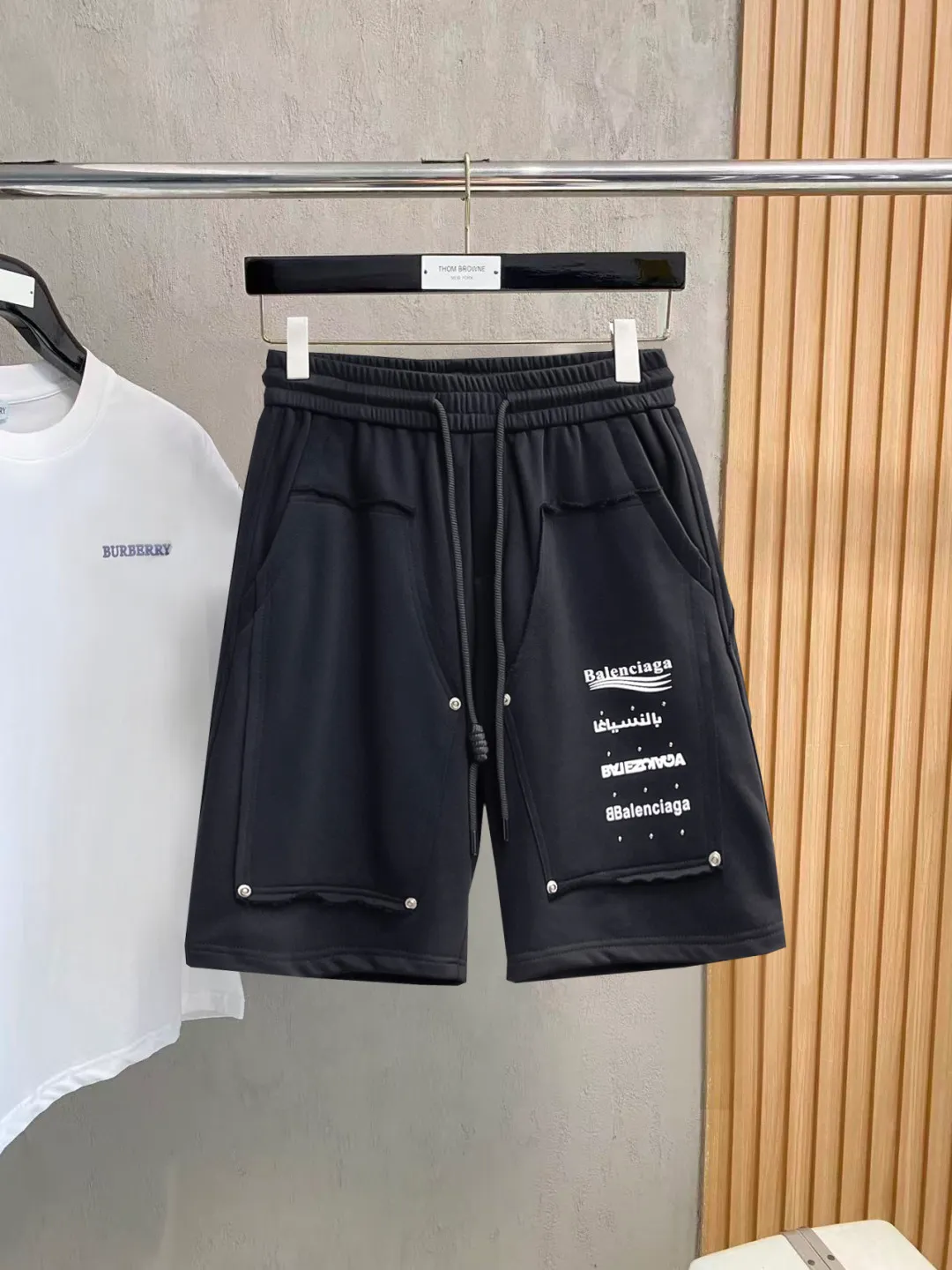 Balenciaga's three-standard complete 2026 summer New Arrival men's casual shorts, advanced custom-made Breathable fabric, Breathable fabric, extremely stretchy and comfortable, impeccable details, top-grade accessories, original logo design concept, delicate and soft feel! The upper body fit is awesome! Size: M-XXXL Please state your height and weight when ordering
